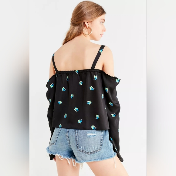 🌟3 For $15 SALE🌟 NWT Urban Outfitters Valley Cold-Shoulder Ruffle Top - Picture 2 of 8